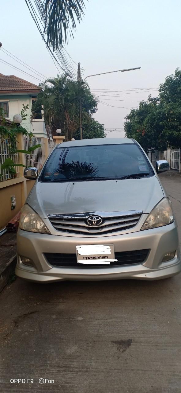 TOYOTA Innova  2010