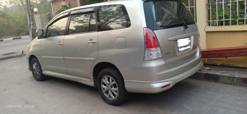 TOYOTA Innova  2010