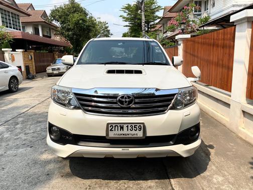 TOYOTA Fortuner 2013