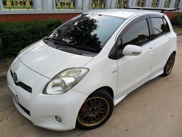 TOYOTA Yaris 2013