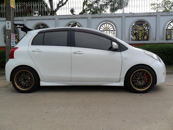 TOYOTA Yaris 2013