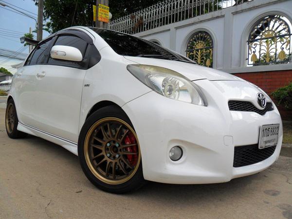 TOYOTA Yaris 2013