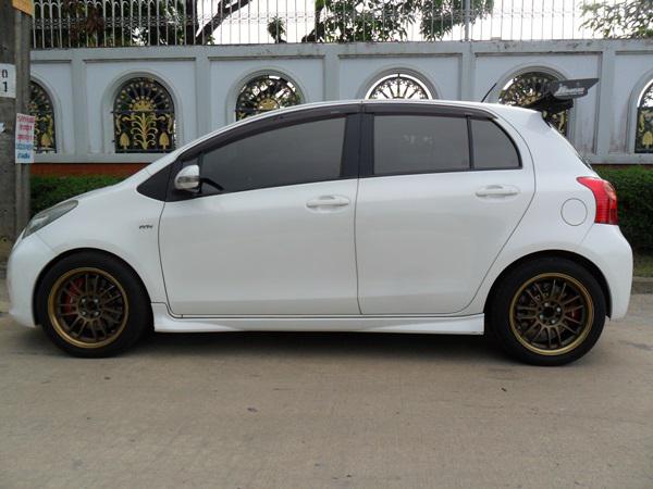 TOYOTA Yaris 2013