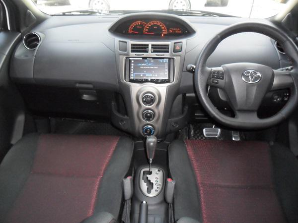 TOYOTA Yaris 2013