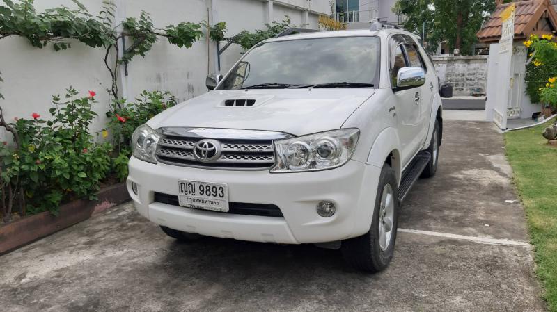 TOYOTA Fortuner 2011