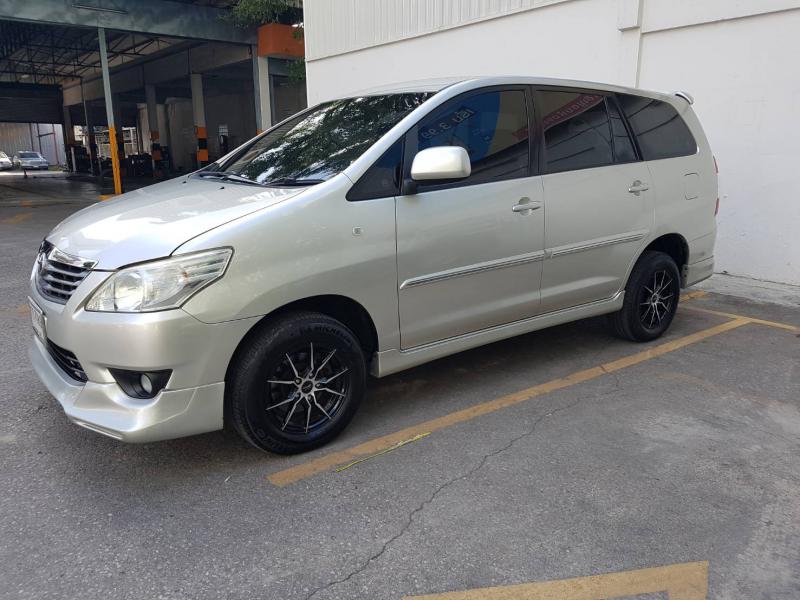 TOYOTA Innova 2013