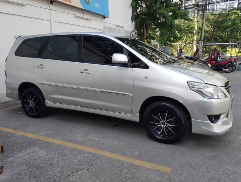 TOYOTA Innova 2013
