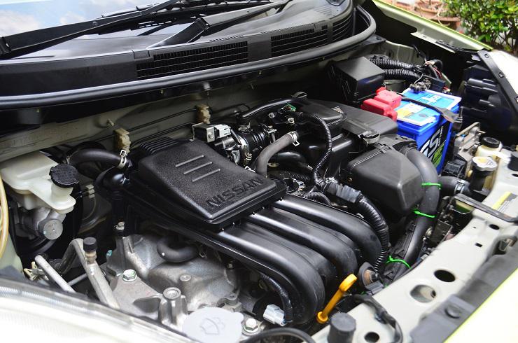 NISSAN V 2011