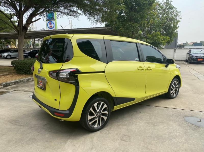 TOYOTA Sienta 1.5 v 2019