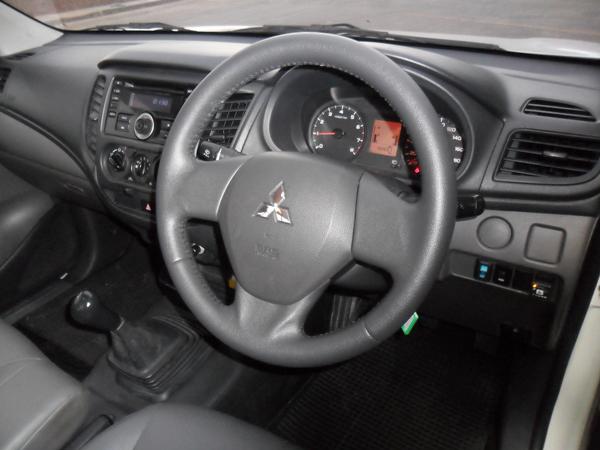 MITSUBISHI Triton 2015