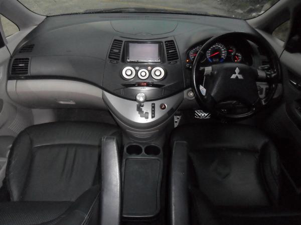 MITSUBISHI Space Wagon 2011