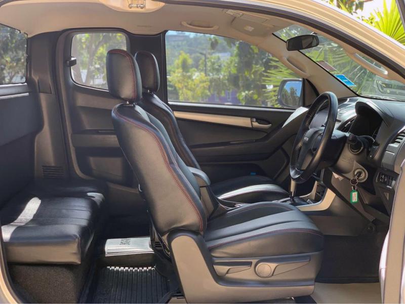 ISUZU Hilander 2.5 Z AT 2011