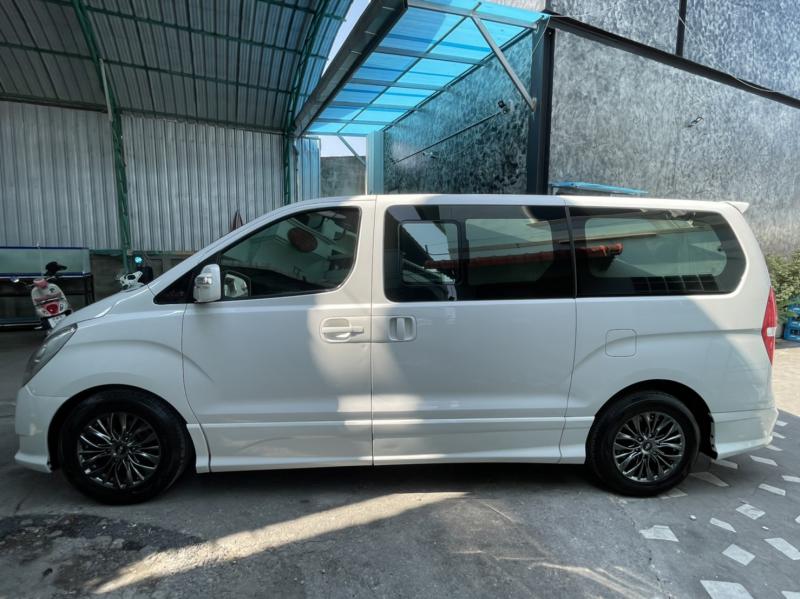 HYUNDAI H1 2015