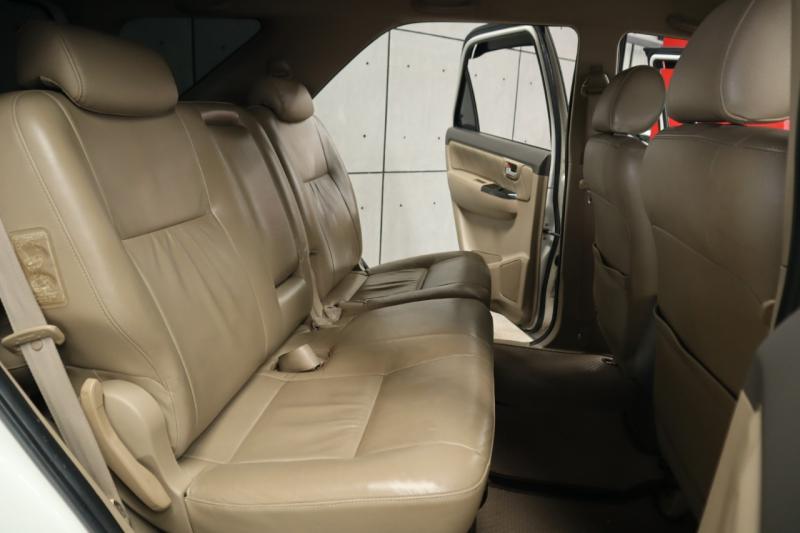 TOYOTA Fortuner 2011