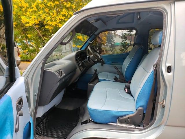 TOYOTA HIACE 2004