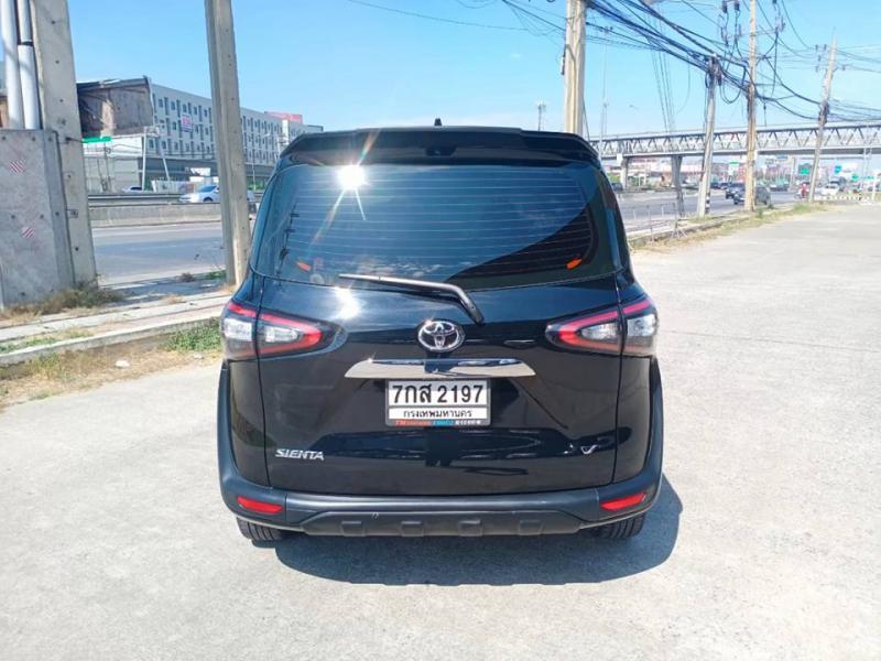 TOYOTA Sienta 1.5 2015