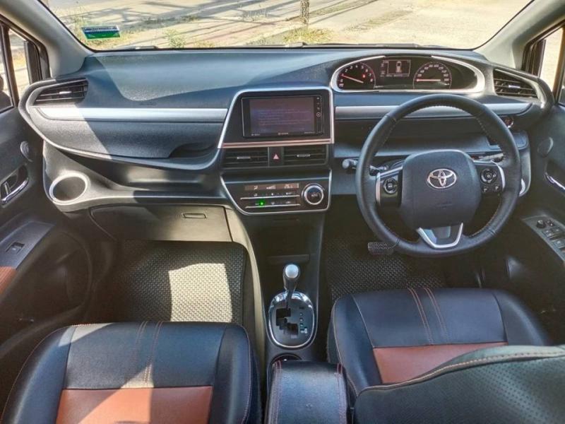 TOYOTA Sienta 1.5 2015