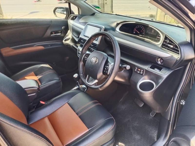 TOYOTA Sienta 1.5 2015