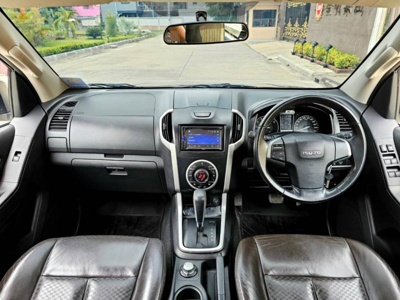 ISUZU V-CROSS 2012
