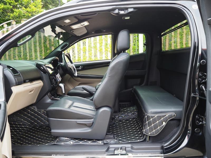 ISUZU V-CROSS 2020