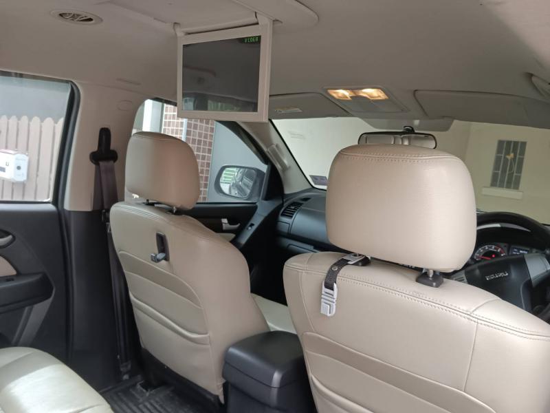 ISUZU MU-X  3.0  4x2  DVD  2015