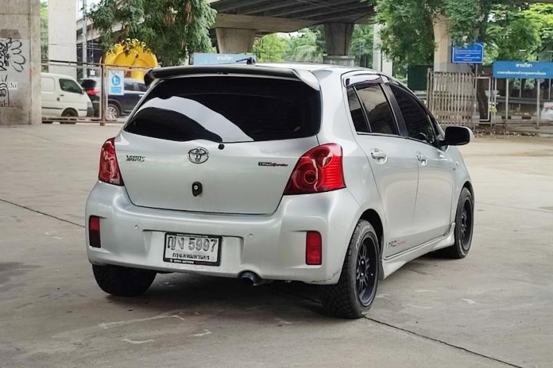 TOYOTA Yaris 2011