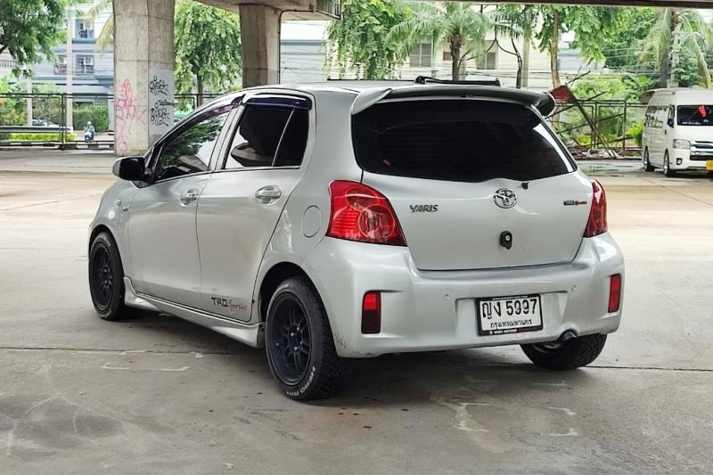 TOYOTA Yaris 2011