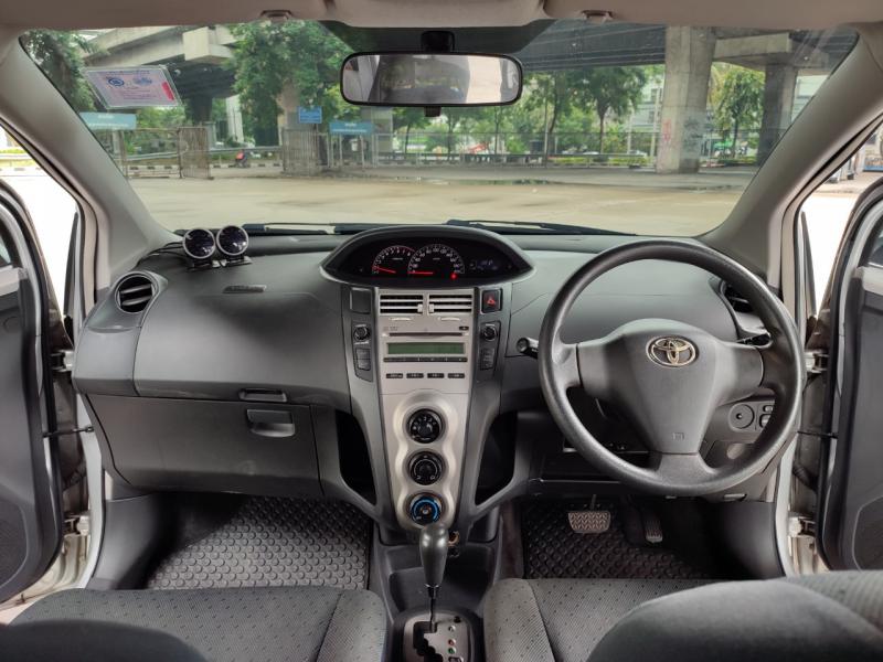 TOYOTA Yaris 2011