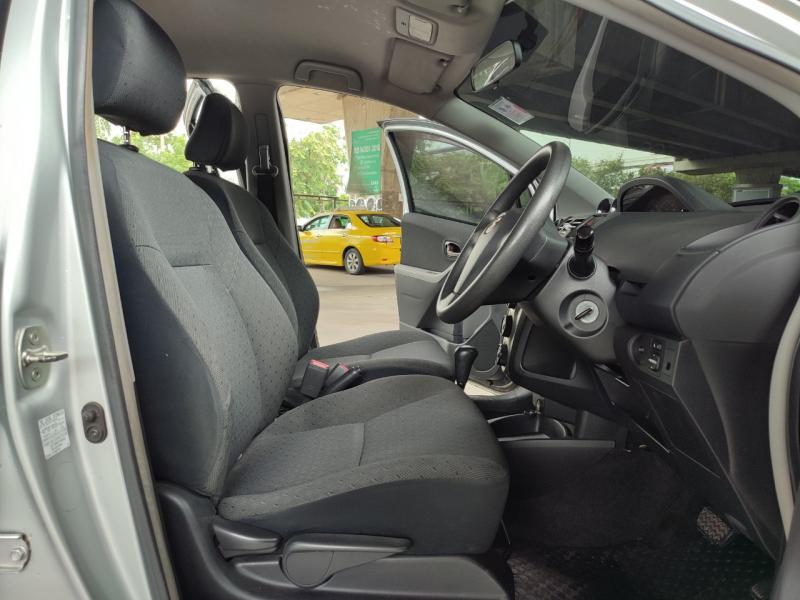TOYOTA Yaris 2011