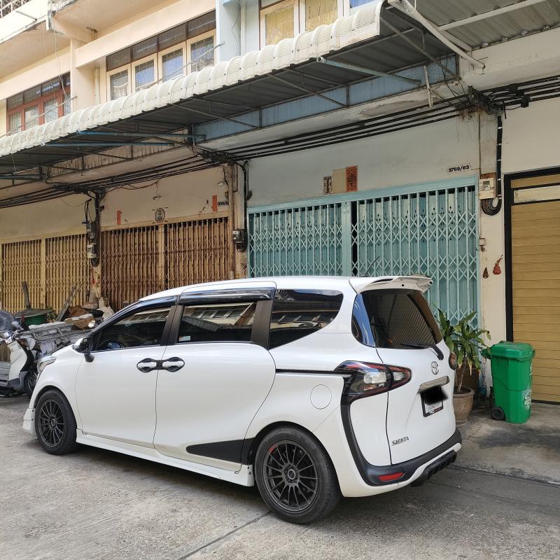 TOYOTA Sienta 2018