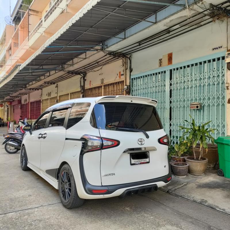 TOYOTA Sienta 2018