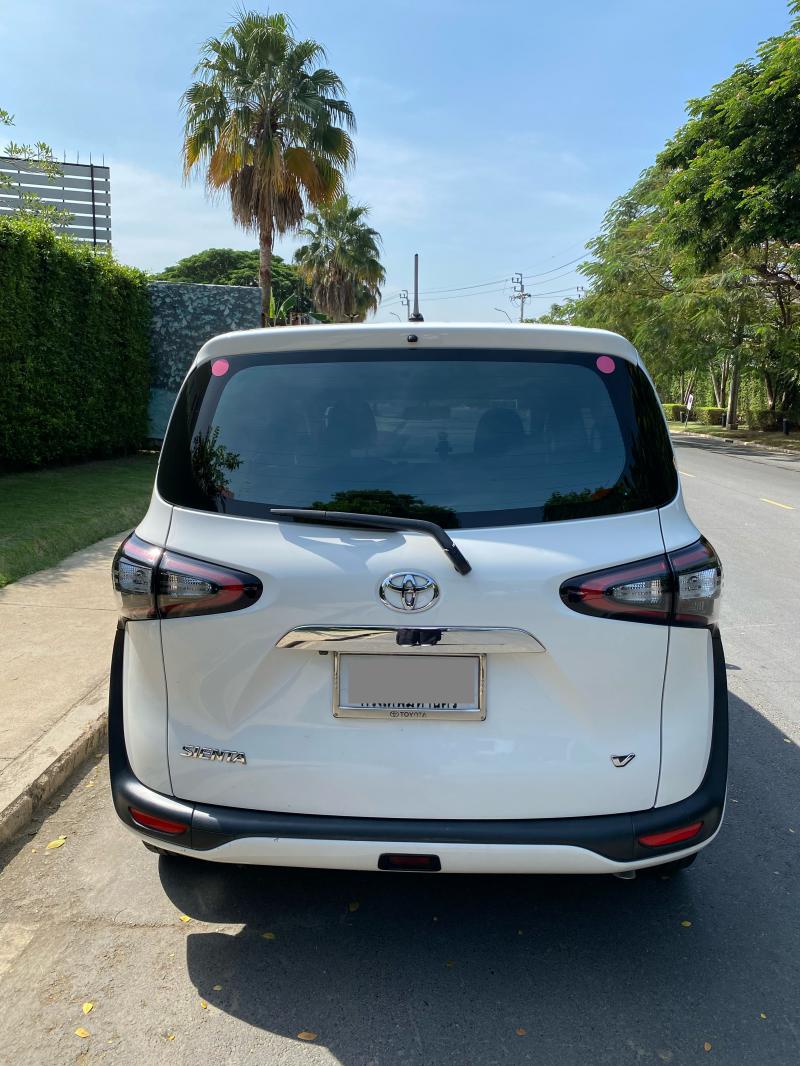 TOYOTA Sienta 2016