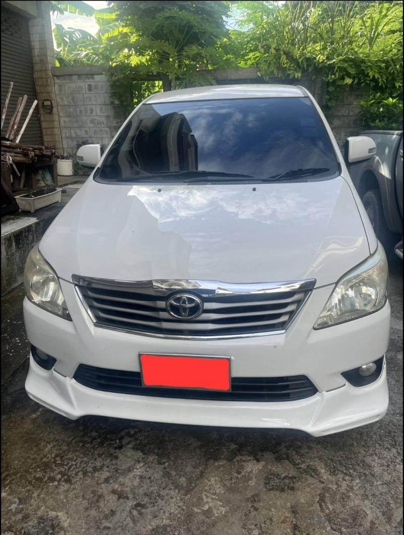 TOYOTA Innova 2012