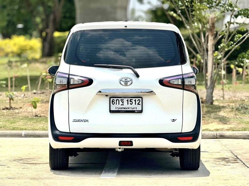 TOYOTA Sienta 2017