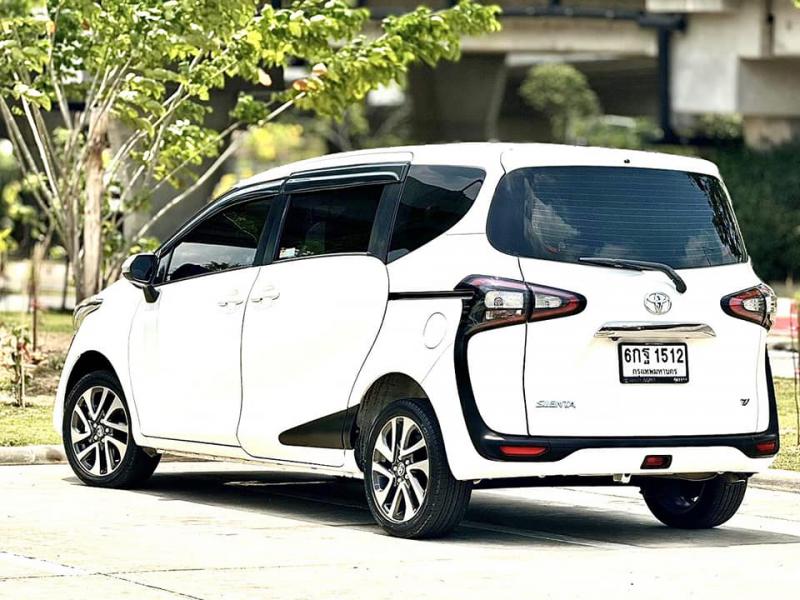 TOYOTA Sienta 2017