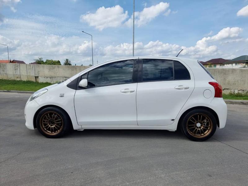 TOYOTA Yaris 2013